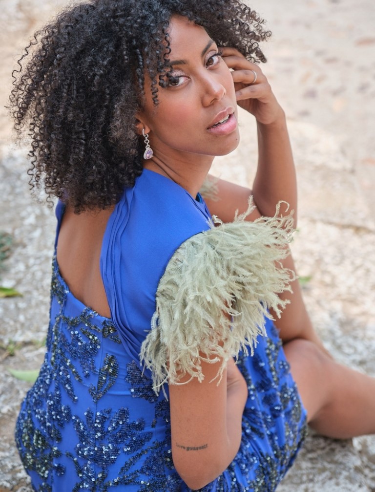 Vestido Corto Drapeado y Plumas 2419 - Imagen 2